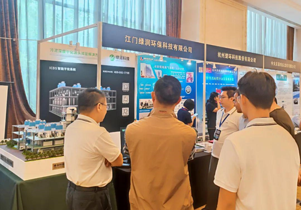 綠潤(rùn)科技展位更是人氣爆棚，咨詢不斷